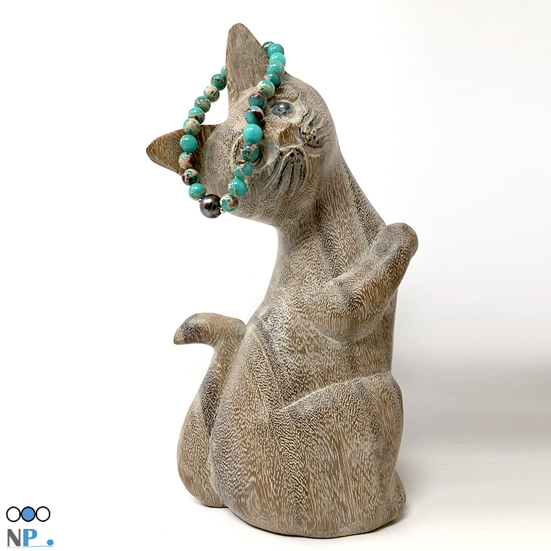 Bracelet de perle de Tahiiti avec un rang de Jaspe vert turquoise. Monte sur un élastique pour un confort d'usage très moderne